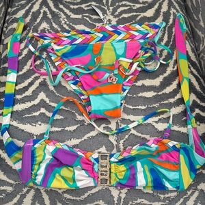 EUC Trina Turk Size 6 Bikini (string reversible bottom, bandeau top)